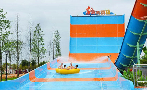 Chairman of H-Fun Attends the Opening of Pingjiang Amazon Water Park